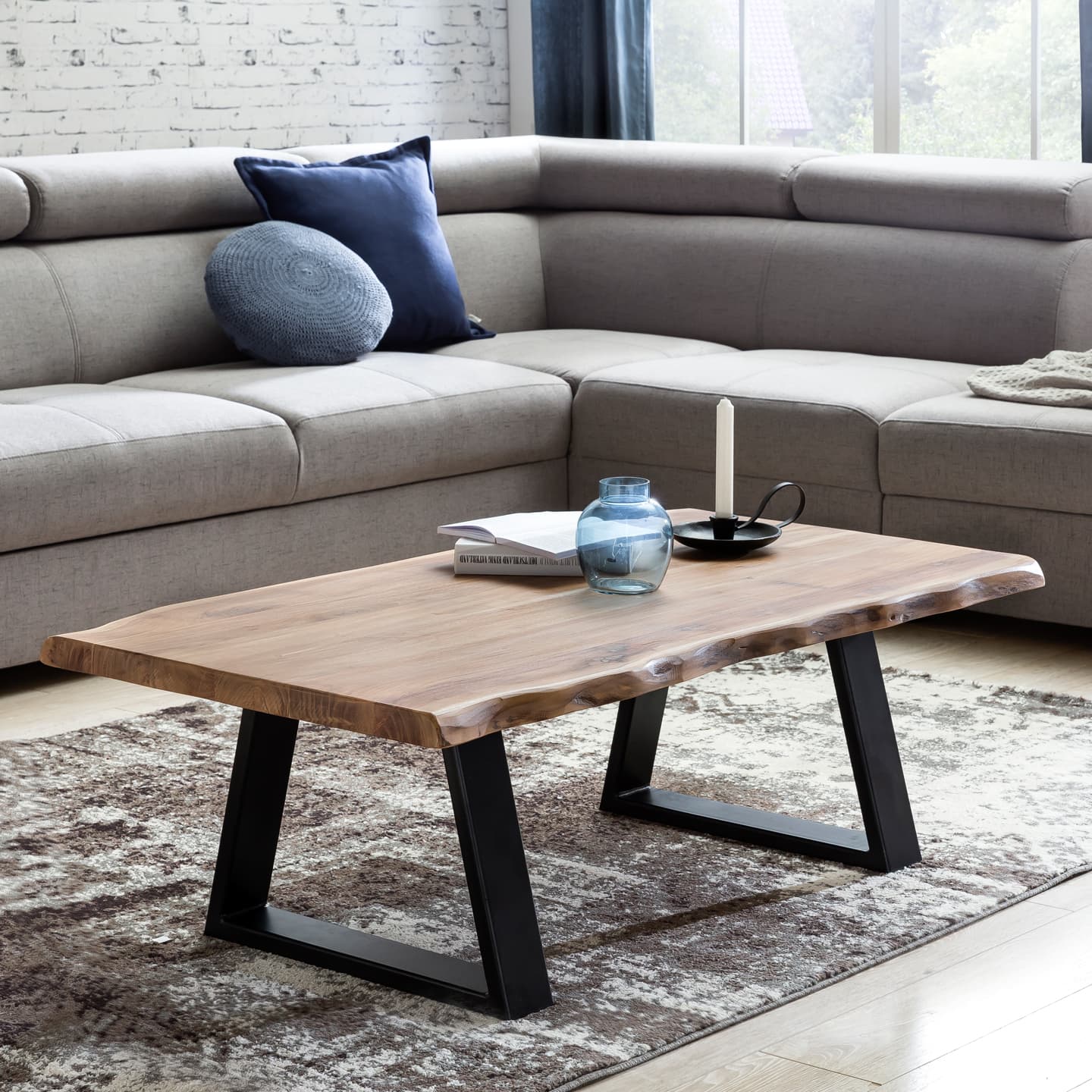 FineBuy Couchtisch Akazie Massivholz 115 cm · Rechteckiger Wohnzimmertisch mit natürlicher Baumkante und schwarzen Metallkufen · Handgefertigter Design Tisch