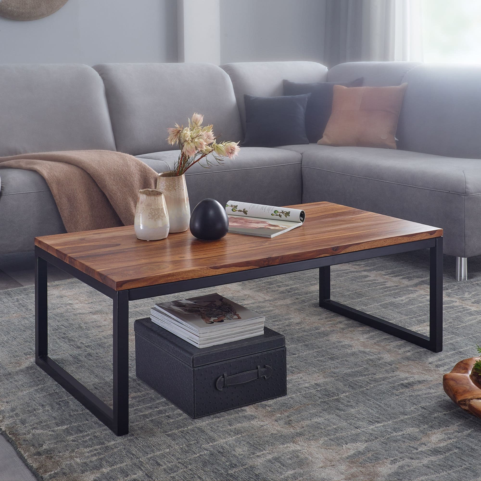 FineBuy Couchtisch Sheesham Massivholz 110 cm · Rechteckiger Wohnzimmertisch im Industrial Design mit Metall Kufenbeinen · Handgefertigt & stabil