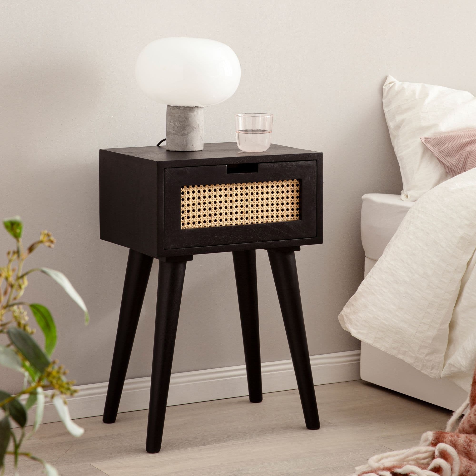 FineBuy Nachtkonsole Mango Massivholz Schwarz mit  Rattan & Schublade – Nachttisch im Boho & Natur Design, Nachtkästchen für Boxspringbett, handgefertigt Wiener Geflecht – 40x60x30 cm