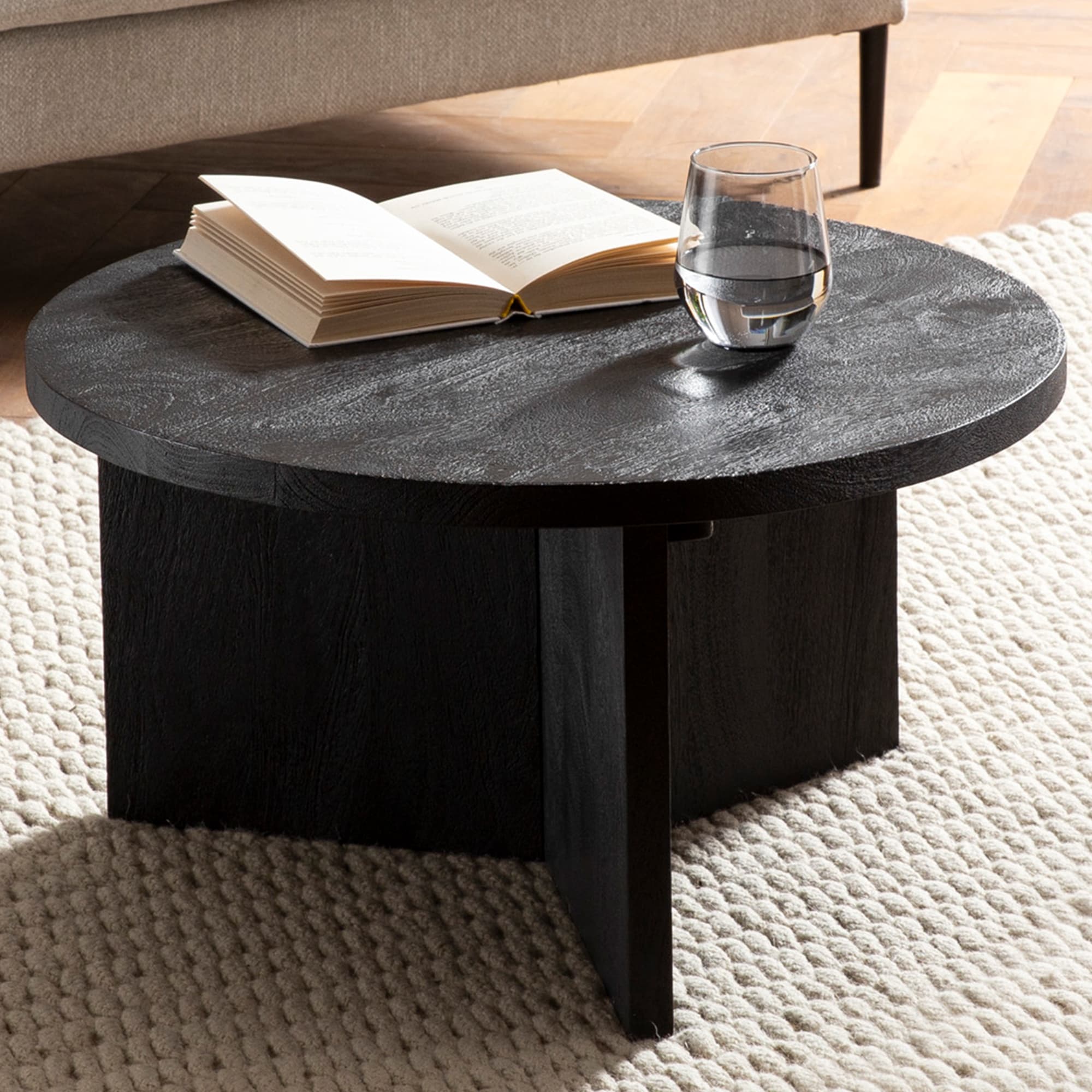 FineBuy Couchtisch Mango Massivholz rund Ø 60 cm Schwarz · Moderner Wohnzimmertisch mit strukturierter Oberfläche · Handgefertigter Sofatisch mit markantem Holzgestell