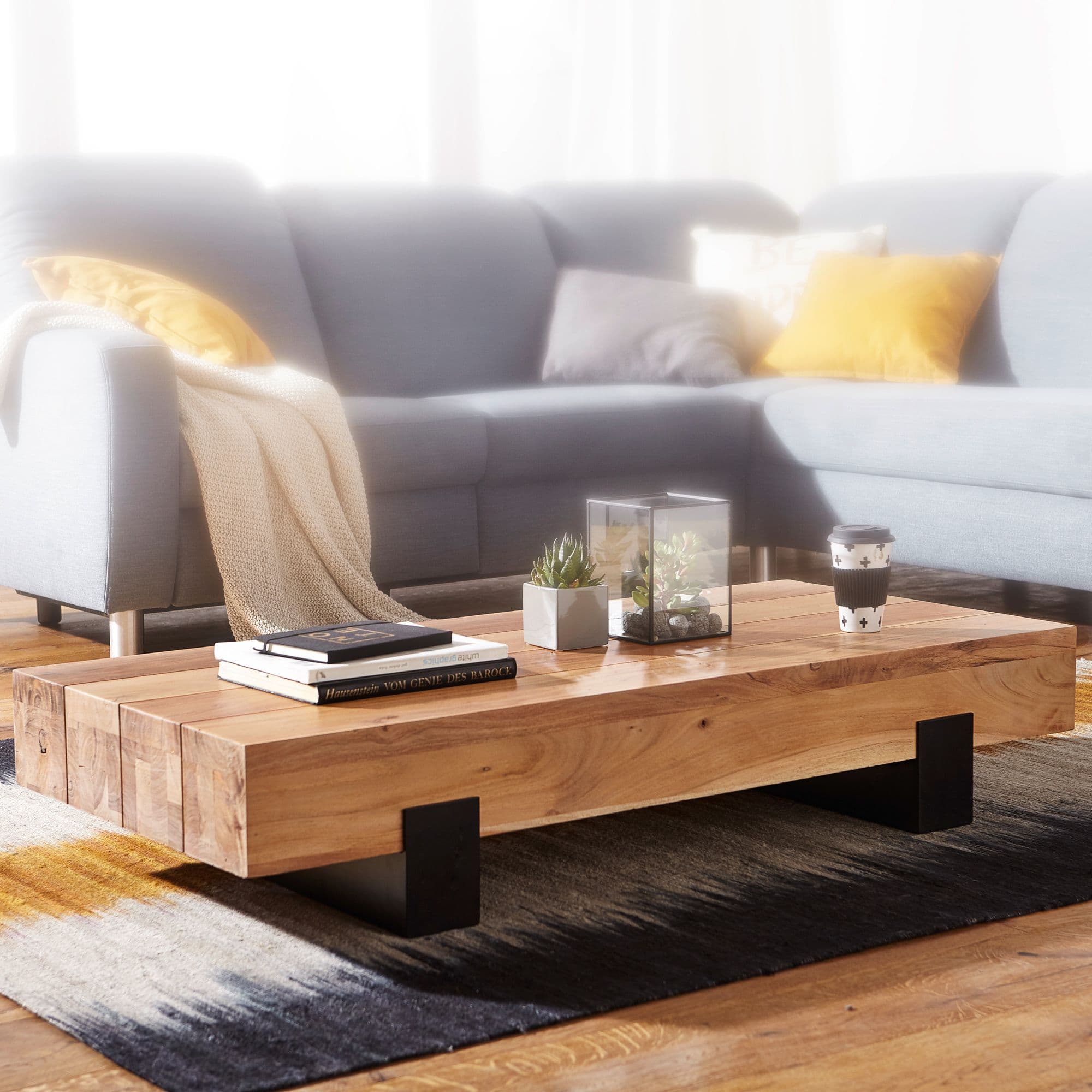 FineBuy Couchtisch 130x59x25 cm Akazie Massivholz / Metall Sofatisch, Design Wohnzimmertisch Modern, Stubentisch Braun / Schwarz, Designer Kaffeetisch Massiv, Tisch Wohnzimmer Rechteckig